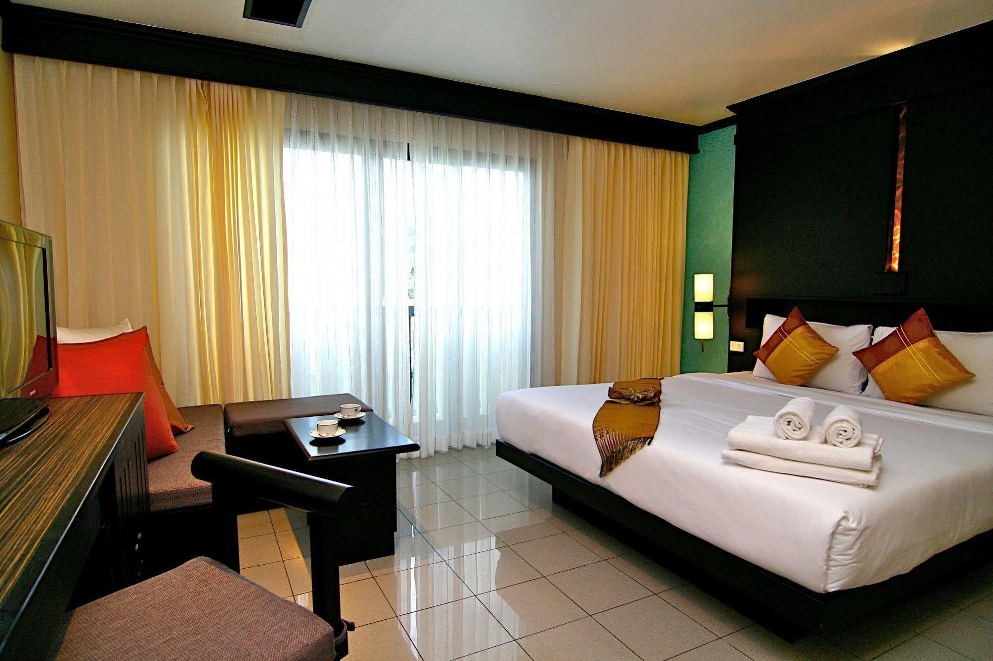 Rattana Beach Hotel Karon Exterior photo